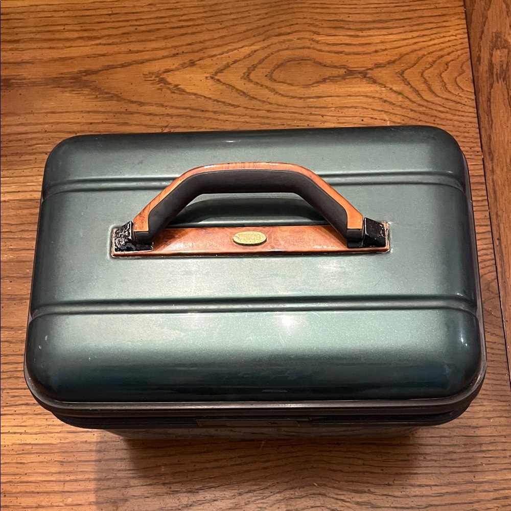 Bric’s‎ Green Hard Shell Carrying Case - Picture 2 of 16